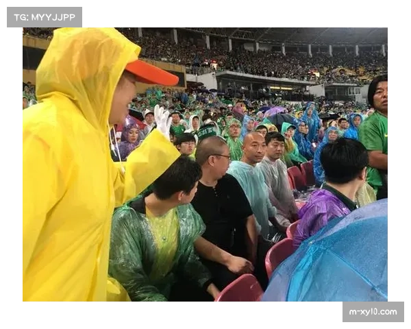 球迷雨中高举标语声援芒特,温暖举动获好评
